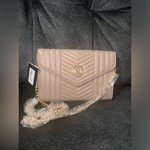 NWT Studio Badgley Mischka Taupe Zig-Zag
NWT
Quilted Convertible Crossbody